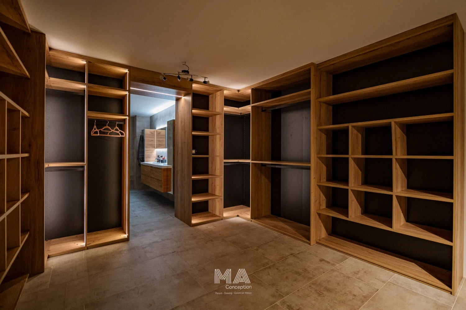 Installation d'un dressing sur mesure noir et bois