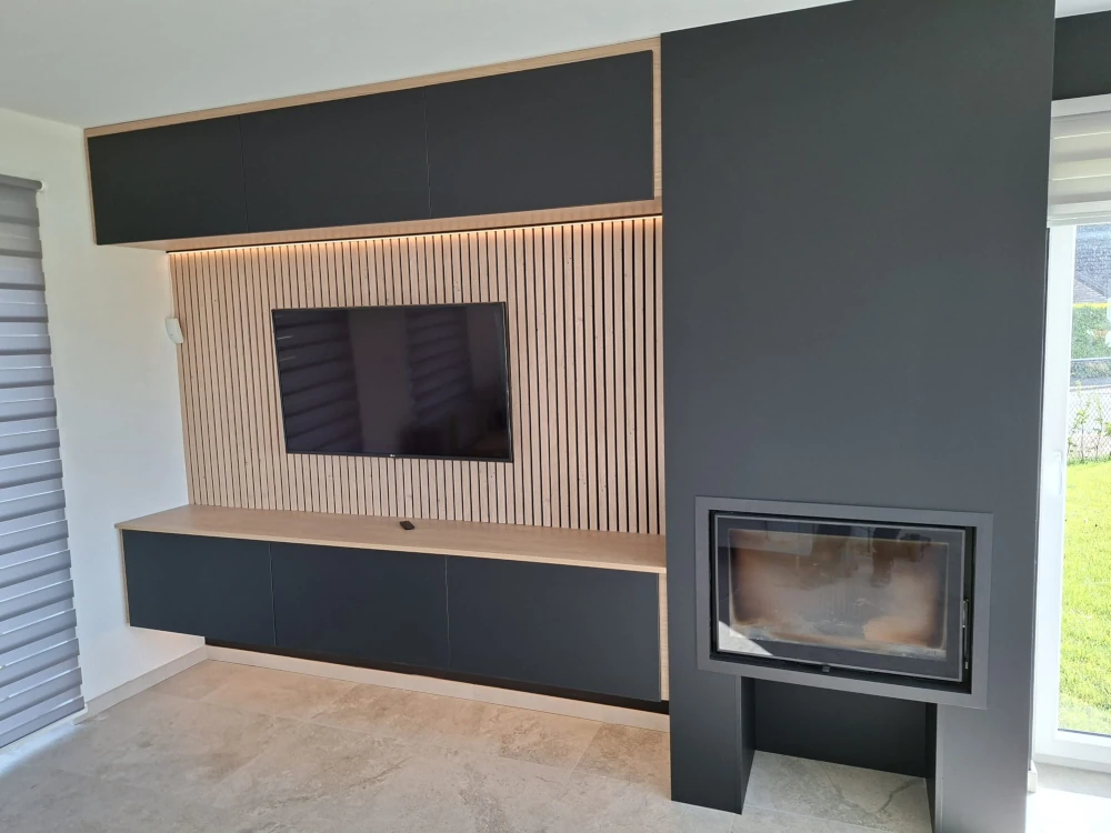 Installation d'un espace TV sur mesure avec habillage de cheminée